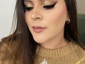 ✨DETAILS✨  🌸Foundation: @kimbeautyoficial “05 “ + skinfinite Hydrating Foundation “golden” @sheglam_official  🌸Eyeshadow Pallete: “Glitz Wiz” @sheglam_official @morphebrushes “25D” 🌸glitter pallete: @dolcebellavzla  🌸Highlight: @morphebrushes @jamescharles pallette 🌸 lipstick: @kimbeautyoficial “09” 🌸Bronzer: @esteelauder “Bronze Goddes 02 Médium” 🌸skincare products: @barunu @esteelauder @livingdermocosmeticacientifica @kimbeautyoficial 🫶🏻  - Acá podemos apreciar mucho mejor el look, con los tonos más reales cómo se veía en persona🥰   Maquillaje realizado en el curso que le impartí a @andremakeup___ ¡El resultado fue genial!😘  👉🏻👸🏻CITAS | CURSOS PRESENCIALES & ONLINE : (+58) 412.083.94.63 📲 #makeup #venezuela #maquillaje #soymuavzla #softmakeup #glammakeup