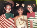 Muy poco publicó #tb pero este me lo envío @carolina_fortoul 😂😂😂 A ver quien adivina cual soy yo y cual es mi hermana @eylenpazoschang (ya se me vas matar!) #jajajajajajaja ya se que @villasmilpatricia y @venezolanoennewyork si saben quien es quien!😅😅 En los años 1600!!