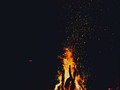 Algunas cosas de la vida incluyen, un poco de llamas y un aumento respectivo de amistades, unidas no sola mente por un vinculo emocional, si no por un interés un tanto espiritual. #fogata #fire #fuego #camping #night #family #fireplace #camper #warm #summer #buenavibra #fogon #orange #chimenea #dise #folow #o #wood #campamento #playa #diegorasmangione #viajar #vivir #natural #life #trip #fog #tent #uruguay #bhfyp♥️