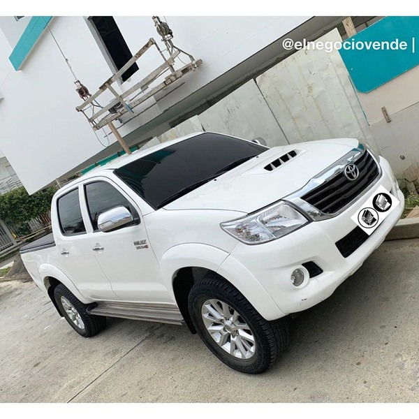 Camioneta doble cabina con platon 4x4 Marca: Toyota Hilux Modelo: 2012 ...