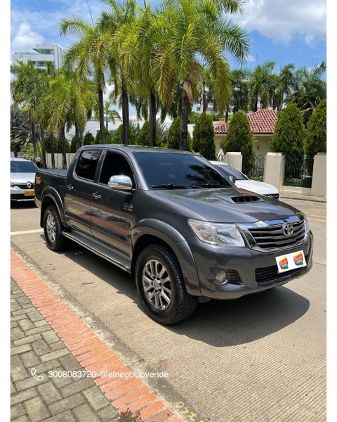 Camioneta doble cabina con platon 4x4 Marca: Toyota Hilux Modelo: 2013 ...