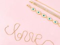 Creando accesorios con mucho Love y llenos de energías positivas ✨🧿    Les confieso que algo que me encanta aparte de crear accesorios, es tomar fotos creativas y lindas ✨💕  Deja un 💖 en los comentarios si te gusto 📸💖  #loversEM #accesorios #hechoamano #joyas #miyuki #fashion #accesories #pulseras