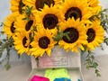 Los girasoles buscan la luz del sol, pero en los días nublados se buscan unos a otros, la naturaleza nos enseña a apoyarnos y valorarnos en los dias grises. ✨GRACIAS MAMÁ POR SER LUZ EN MI VIDA✨  REGALA RECUERDOS CON LA MAGIA DE LOS PEQUEÑOS DETALLES   Kit LUXURY  🌻Arreglo de girasoles por @love_moments_oficial  🌻3 PANTIES (Tu eliges el color, tenemos 6 tonos disponibles) 🌻chocolates sorpresa  ANTES: $250.000 AHORA: $198.000  ENVÍOS PARA MEDELLÍN Y SU ÁREA METROPOLITANA   Más información en nuestra línea📲 3187825559 📲  (Somos una empresa 💯% colombiana🇨🇴)  . . 𝘈𝘊𝘛𝘐𝘝𝘈 𝘛𝘜 𝘉𝘖𝘜𝘛𝘐𝘘𝘜𝘌 𝘊𝘖𝘕 𝘕𝘖𝘚𝘖𝘛𝘙𝘖𝘚 ( 𝘝𝘦𝘯𝘵𝘢𝘴 𝘢𝘭 𝘱𝘰𝘳 𝘮𝘢𝘺𝘰𝘳 𝘺 𝘥𝘦𝘵𝘢𝘭 ). En el link de nuestro perfil encuentras todos nuestros catálogos. . .  #madre #mamá #regaloparamamá #medellin  #lenceria #mujer #sensuality #sensualidad #feminidad #femenina #seguridad #bienestar #ropa #ropadeportiva #ropamujer #colombia🇨🇴 #miami #portugal #mexico #estadosunidos