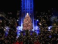 #Curiosidades Ya encendieron el árbol de navidad del Rockefeller Center (Nueva York). El árbol, de casi 22m de altura, cuenta con 8Km de luces mul LED y una gran estrella de cristal #Swarovski. La ceremonia del Rockefeller Center se lleva a cabo desde 1931.  El árbol permanecerá en exhibición hasta el 7 de enero. Luego será entregado a Habitat for Humanity como material de construcción de viviendas.  #Navidad #NY #USA #RockefellerCenter #ArbolDeNavidad #Evento
