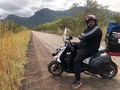 Esa foto fue a 1100 kilómetros de mi casa a 54 grados de temperatura en una carretera que une el.paso del burro a los pijiguaos en la motincci scooter 125 tenía mucho sueño también hambre y lo único que se nos ocurrió fue inmortalizar el momento con una foto aquí les dejo un lejos de casa. . .  . . . . . #amazonas #bolivar #lospijiguaos #dosruedasuncamino #rutaenmoto