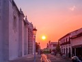 Los atardeceres son tan solo vistas previas de las calles doradas del cielo.