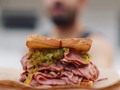 Este sánduche es tuyo @losguillao traen esta nueva propuesta donde tanto el pan como la carne jugosita y la cantidad de salsa y vegetales se hicieron pensando en ti, no puedes perdértelo, escríbeles Ya de nuestra parte u disfruta el sabor @losguillao . #entera2 #losguillao #caracas #pastrami #delivery #foodporn
