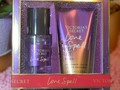 Estuche Victoria's Secret 🇺🇸💜 Consulta precios al direct o WhatsApp 04243808955  Entregas personales 🛍️ Envíos nacionales por zoom, domesa y tealca 🚚