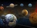 ¿QUÉ SIGNIFICA LA CONJUNCIÓN ENTRE JÚPITER Y SATURNO?    1. INTRODUCCIÓN    La astrología tiene varias ramas y, entre ellas, se encuentra la astrología mundana, es decir, aquella cuyas conjeturas o lecturas no conciernen la vida de un individuo sino la de un país o la de todo un continente. En este caso, los esquemas de lectura cambian un poco. La luna ya no representa la maternidad sino el pueblo o el vulgo, por ejemplo, si examináramos la Carta de Venezuela, o de cualquier otro país. En las Cartas mundanas, los planetas cuya revolución alrededor del sol es lenta (Júpiter, Saturno, Urano y Neptuno) resulta importante sobremanera, pues quiere decir que su estadía en cada signo del Zodíaco es duradera y, por lo mismo, que sus efectos (a la luz del signo en que se encuentran) serán prolongados. Esto resulta de interés porque, cuando de países, continentes o del mundo se trata, miramos períodos de gobierno y toda una generación. Si se tratara de la luna, por ejemplo, sus efectos arianos, taurinos o geminianos, según el caso, durarían solamente dos días. Si se tratara del sol, solamente un mes (no revoluciona, lo sé, pero asciende y desciende sobre el ecuador y, por lo mismo, cambia de posición zodiacal). Así las cosas, la luna y el sol o sus efectos podrían resultarnos relativos o, al menos, efímeros, pero no los de los gigantes antes mencionados. Por otra parte, los gigantes, a diferencia de los planetas pequeños, constituyen símbolos de índole social, política, no personal.    2. LA CONJUNCIÓN | FALSO: JÚPITER Y SATURNO HACEN CONJUNCIÓN EN SIGNOS ESPECÍFICOS CADA 20 AÑOS DURANTE 200 AÑOS    La Tierra demora un año en darle la vuelta al sol (un mes en cada signo del Zodíaco tropical); Júpiter, 12 años (un año por cada signo), y Saturno, por su parte, 30 años (2,5 años por cada signo). Esto hace que la conjunción no sea frecuente, pero tampoco cada siete siglos. Sucede, sin embargo, que verlos conjuntos a simple vista no resulta tan claro en todas las latitudes del globo o sus épocas como en el cosmograma o la carta celeste cada 20 años, dondequiera que nos encontremos. Pues bien, Júpiter y Saturno hacen conjunción en signos. Más en mi Facebook (en Coviefi)