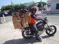 Este es mi padre, un cameyador, aquí donde lo ven está saliendo de viaje para SantaMarta ah entregar el mismo sus pedidos a sus clientes. Así como el se va hoy mismo vuelve a casa, el ama su moto así como ama lo que hace y siempre busca lo mejor para nuestra familia, yo le agradezco mucho todo el esfuerzo que hace para siempre seguir adelante. . #moto #suzuki #santamarta #barranquilla #work #dia #padre #real #calle #gn125 #colombia #boyaca #bogota