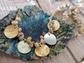 🎄🏖️🐚 Porque aunque te sientes en ambiente Navideño, también sabes que se acerca el verano, y que el calor se hace cada vez más intenso... por eso hice este collar que me encanta, para que disfrutes tus ya cercanas vacaciones. #Verano #Nacar #HilitoSakura Joyas. . . Es la 1ra vez que hago un collar tan veraniego y estoy encantada con el resultado, y tú? . . Sakura 💮 #Joyas y #Accesorios #HechoAMano #JoyasDeAutor . . Envíos por pagar a todo Chile. Entregas personales en Línea 1 del metro, estación Hernando de Magallanes. SantiagoDeChile. . 💮 Alejandra Sánchez Castellano