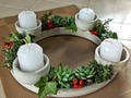 Ya estamos cerca de la época de Adviento...   Te recomiendo una Corona producida por mis amigos de @aroldisenos ...  Hecha en gres, a mano y adornada con diferentes suculentas, que van a permitir avivar la llama del Adviento y nuestra preparación a la navidad.  Visita su página mira las maravillas que tienen...