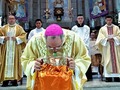 #Abr04 Con el soplo de el aliento, Monseñor Helizandro Terán, Arzobispo de Mérida, consagró el Santo Crisma, y antes bendijo los Óleos de Los Enfermos y Los Catecumenos en La Catedral de Mérida