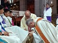 #Abr07 Lavando los pies a 12 jóvenes catequizandos, el Arzobispo de Mérida, Helizandro Terán @helizandroteran, recordó que el mandamiento más grande es El Amor al prójimo #Méria #Catedral #JuevesSanto #SemanaSanta