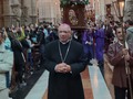 #Abr07 Con un sentimiento profundo de devoción popular, los merideños, acompañados de Monseñor Helizandro Terán, Arzobispo Metropolitano @helizandroteran, procesionaron la imagen del Santo Sepulcro y de María Dolorosa por el centro de la ciudad