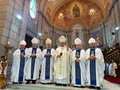 #Jul19 Acompañado de los Obispos Trino Fernández, Luis Enrique Rojas, Jesús González de Zárate, Alfonso Guerrero y Juan de Dios Peña, además del clero merideño, Monseñor Helizandro Terán, Arzobispo de Mérida, recibió la imposición del Palio Arzobispal y develó su Escudo Episcopal en el presbiterio de la Catedral Local.  #Mérida #Palio #Arzobispo