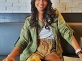 Una de las preguntas que más me hacen, además de si doy Consultas Psicológicas Online (y aprovecho para decir que sí), es "¿Eres dominicana o venezolana?" . .Y la razón por la que me hacen esa pregunta es porque vivo en Santo Domingo, tengo el fenotipo de muchas dominicanas pero se me sale un cantao que no puede negar que nací en Ciudad Guayana, Estado Bolívar, Venezuela. Y la verdad es que aunque antes me molestaba que me hicieran esta pregunta, es una pregunta que me han hecho toda mi vida. . .Porque crecí en el Estado Bolívar de Venezuela pero a los 9 años nos mudamos a España y allí me preguntaban de dónde era. Cuando volví a mi tierra natal, algunos me recordaban pero quiénes no, me preguntaban de dónde era porque tenía acento de española. Luego, a los 16 años me mudé a Caracas a estudiar Psicología y el acento guayanés u oriental de mi país es diferente al de Caracas, so ya se pueden imaginar qué me preguntaban. Las veces que he viajado, a Europa o Estados Unidos esas preguntas no quedan por fuera, más las miradas de asombro porque era muy diferente a todos los demás. . .Solo quiero aclarar que me siento una ciudadana del mundo y creo que a estas alturas podría vivir dónde sea. Creo que tengo el don de ver la belleza que me rodea. . .Y desde que pisé República Dominicana me enamoré de ella. Yo ya venía enamorada de mi país y de unas cuántas ciudades más. Pero cuando me preguntan porqué me quedé en esta ciudad en particular es que para mí es una mezcla entre dos de mis ciudades favoritas: Caracas, Venezuela y San Diego, California, USA. . .De República Dominicana siempre me ha divertido su forma de hablar, me encantan sus paisajes y aunque no pueda comer su comida típica todos los días, amo el mangú plátano maduro, el salami, el queso frito, el mofongo con su caldito en exceso, el buche perico y por supuesto, las habichuelas. Por cierto, si no has venido a RD te has perdido de las frutas con más sabor que he probado en mi vida. . .RD me ha regalado muchas cosas, experiencias y personas bellas, pero lo más bello de todo es mi hogar y el dominicano que me tomó esa foto, con el que me voy a casar por la iglesia 😍💚💖 . .Ah! Y soy venezolana de pura cepa 🇻🇪