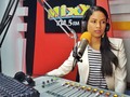 ¡Siempre les digo que vayan tras sus sueños! Y aquí estoy yo detrás de los míos ¡Tenemos nueva sección de radioooo! 💃🏾 . .A partir de hoy, todos los miércoles a las 6:30pm podrás disfrutar en el lenguaje más llano y sencillo, de esta servidora, hablando de temas que nos suceden a todos en la vida diaria. . .Cuando estudié mi primer curso de Locución en el 2011 con @zambranomiguel y años más tarde me certifiqué como Locutora Profesional en la Universidad Central de Venezuela, jamás pensé que terminaría hablando de lo que me encanta en otro país. . .Y así arrancamos el 2020, con una nueva sección en Radio para enseñar sobre salud mental, para que aprendamos juntos sobre relaciones, autoestima y todos esos temas que les encantan. . .Como la mayor parte de la audiencia que nos oye en la emisora son hombres, mi meta será enseñarles a los beauty boys cómo deben tratarnos y mostrarles la belleza de la masculinidad positiva 😉 ¿Qué tal? . .¡La felicidad no me cabe en el cuerpo! Y hoy, @elpelucheradio quién es el host me vio brincando de emoción con todas las llamadas chulas que recibimos, la interacción de sus seguidores que ahora forman parte de esta comunidad y ya me escribieron para decirme que vienen de parte suya. . .¡Gracias @mixx1045 y @yavivaldez por esta gran oportunidad! . .Y a ti, que lees este post, te puedo decir que cuando dejé mi país hace 2 años, dejé un programa de radio que amaba sin saber si algún día volvería a tener la oportunidad de estar detrás de un micrófono. No descansé, no paré de trabajar y de dar lo mejor de mí en cada medio que me invitaba a hablar ¡Aquí están las consecuencias! . .Quien crea que el éxito llega solo, viendo televisión o acostado en su cama, puede irse olvidando de aquello con lo que sueña. Si quieres que algo distinto pase ¡Levántate y haz! . .Si antes yo era trabajadora, en República Dominicana me volví una "joseadora" (del inglés "hustler"), btw amo esa palabra y siento que me define demasiado ¡Gracias a este país por tantas bendiciones! ¡Gracias de verdad! 🇩🇴💚💖 . .#DescubreTuBelleza #BeautyEnLosMedios #BeautyGoesToSantoDomingo