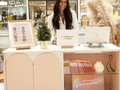 ¡Nunca pensé que esto pasaría! 🥹😭😍💚💖  Después de MESES de planificación, de detalles y de correr un poco, materializamos un sueño gigante para @beauty_value: ¡tener nuestro stand en el Mercado Central de @agoramall!   Tener nuestros productos físicos y que estén esperándolas en algún lugar físico es INCREÍBLE, pero verlas, saber cuánto les gustan, escuchar lo que tienen para decir, abrazarnos y tomarnos fotos está en OTRO NIVEL.   Además, lograron que nuestro calendario estuviese SOLD OUT 🤯😱, así que GRACIAS.   Compartir este espacio con ustedes fue algo que me dejó sin palabras. Y todo el apoyo que recibimos, ¡ni se diga! 😭 Nos sentimos demasiado queridas y afortunadas por nuestra comunidad, así que GRACIAS POR TANTO.  Para mí y para mi equipo es un honor gigante saber que estamos llegando a nuevas casas e impactando vidas con las herramientas que hemos hecho con tanto amor.  Gracias por confiar en nosotras, por apoyarnos, por leernos y por responder a cada llamado que hacemos. ¡La felicidad no nos cabe en el pecho! ✨  Y no podía irme sin agradecer en especial a Maité, Génesis, Vanessa, Carolina, Massiel y su mamá en USA, Lía, Laura y su hija, Malbelly, Laura y Andreína. Todas son beauties a las que AMÉ conocer. ¡Gracias por su apoyo! 😍  Esperamos que el 2023 esté lleno de encuentros como este y que todo el cariño que sentimos por ustedes podamos llevarlo a la vida real. Mientras tanto, seguirá llegando en forma de nuestras herramientas.   P.D. Si fuiste a nuestro stand, deja un 💖 en los comentarios. ¡Quiero verteeee!