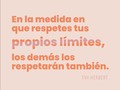 ¿Cómo crees que alguien respetará tus límites si tú no lo haces?  Por años yo fui a lugares en los que no quería estar, comía cosas que no deseaba comer y tenía vínculos que no necesitaba tener, pero mi dificultad para establecer límites era gigante.  Y esa dificultad le mostraba a otros cómo tratarme: sin límites. Los demás me trataban como lo hacía yo conmigo.  Los límites son como un manual de instrucciones que mereces tener y que te va a permitir vincularte con otras personas desde el lugar que tú quieres. Teniendo este manual definido podrás relacionarte con otros desde un lugar que garantice respeto, dignidad y seguridad para ti.  Los límites son como esa frontera entre país y país, un espacio simbólico que demuestra dónde terminan mis derechos y donde empiezan los tuyos. Si no tengo clara mi circunscripción difícilmente podré decirle a alguien que no cruce.  Si tienes el manual claro, lo podrás seguir a cabalidad, porque solo tú puedes ser la encargada de establecer tus límites. Nadie lo puede hacer por ti, porque son individuales.   Para poder establecer tus límites es importante que te hagas preguntas como: ¿quién soy?, ¿qué realmente deseo y quiero?, ¿cómo me siento en diversas situaciones?, ¿qué estoy dispuesta a tolerar?, ¿cuáles son mis no negociables?  Quizás al principio sean difíciles de responder, pero recuerda que en la medida en que respetes tu propio límite, las personas lo respetarán también.  Es común que no hayas aprendido a escucharte y que satisfagas las necesidades de otros antes que las tuyas. Un aspecto a tomar en cuenta es cómo te sientes después de que esto sucede.  Establecer límites no será fácil, incluso puede llegar a generarte malestar, ansiedad, incomodidad y hasta culpa. Lo importante es sostenerlo, pues entendemos que lo estamos poniendo por nuestro bienestar a largo plazo.  Los límites entonces nos garantizan calidad de vida.  Si crees algo, sostenlo. Si lo consideras necesario, revísalo y flexibiliza. Pero sé tú quien decide tus límites, porque si tú no lo haces otros por ti lo harán. Y eso sí que trae incomodidad, porque cuando otros deciden, no hay libertad.