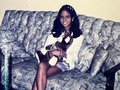 Lo que me hubiese gustado saber antes de mis 18 años:  - No salgas con alguien que te lleve más de 5 años. Después de los 20 las personas (hombres y mujeres) pueden pensar muy distinto a ti como adolescente.  - Aunque crees que sabes todo, todavía te falta mucho por aprender. Sé un poco más humilde en ese respecto y reflexiona un poco más. Todo tiene pros y contras.  - Hay personas que tienen buenas intenciones, pero hay otras que no. Y quienes no las tienen pueden herirte realmente.  - Si vas a tener relaciones sexuales, usa condón SIEMPRE. Lleva condones en tu cartera SIEMPRE. Desde que empiezas a sentir el cosquilleo y deseo de tener relaciones sexuales debes considerar protegerte.  - Busca la forma de ir al ginecólogo. Atender tu salud sexual y reproductiva es una prioridad aunque aún no decidas iniciarte sexualmente.  - El sexo tiene un lado claro y otro oscuro. No te aproximes a él si todavía no conoces todo lo que te puede ofrecer. Lee, investiga y ve porno para que sepas a qué atenerte.  - La masturbación puede ser una vía para satisfacer tus necesidades sexuales, a solas, contigo.  - Recuerda que tienes derechos. Puedes decir “no” SIEMPRE que quieras parar (aún desnudos), y tu “no” tiene que ser escuchado obligatoriamente, de lo contrario, será coerción, abuso o violación.  - Si no estás segura de querer tener relaciones sexuales con alguien, no te quedes sola con esa persona, no consumas alcohol ni sustancias con esa persona y acompáñate de tus amigas a cada instante. Diles a tus amigas más cercanas lo que quieres hacer y lo que no para que estén atentas.  - No vayas a un hotel ni duermas en la misma cama con alguien con quien no quieres tener relaciones sexuales.  - Nadie puede tocar tus partes íntimas sin tu consentimiento. Solo tú das el permiso de dónde te pueden tocar y puedes decidir cuándo parar.  - Coméntale a algún adulto dónde estarás, con quién y cuál es el plan real.  - Si por alguna razón no le quieres contar a algún adulto lo que harás, sospecha de tu propia conducta.  Mereces ser querida. Tienes toda una vida por delante. Cada época tiene su encanto así que vívela a tu ritmo. Y como me decía mi mamá: todo a su debido tiempo.  Te abrazo.
