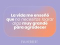 No necesitas graduarte de algo para dar gracias.  No necesitas embarazarte para dar gracias.  No necesitas mudarte a otra casa para dar gracias.  No necesitas que te asciendan en el trabajo para dar gracias.  No necesitas comprarte un carro para dar gracias.  Puedes dar gracias ahora. Mira a tu alrededor. Probablemente hay cosas que te sobran, objetos que no necesitas, que no te hacen falta y aún así los tienes, ¿qué tal si empiezas por ahí?  Da gracias por aquello que te rodea por más simple y pequeño que sea. Empieza por lo que no puedes tocar: el cielo, el sol, las nubes, los amaneceres y atardeceres, el sonido de los pajaritos, el aire que respiras, sentir frío o calor.  Luego empieza por agradecer todo lo que tu cuerpo te permite hacer: ¿será oír, ver, hablar, oler, degustar, caminar, correr, pestañear?  Y de ahí pasa a todo aquello que hasta ahora has considerado nulo, banal o superficial: la ropa con la que puedes vestirte, el internet y el dispositivo con el que puedes leer este post, la comida que te llevas a la boca, la música que puedes escuchar, la silla en la que te sientas, los zapatos que te permiten caminar cubierta, etc.  Si te fijas, tienes muchísimas cosas que agradecer, más de las que imaginas. Incluso dentro de tu cuerpo un montón de procesos bioquímicos y fisiológicos de los cuales no tienes consciencia y que están sucediendo.  Pero has estado enfocada en lo que te falta, en lo que no tienes y es normal, es parte de la feminidad. Centrarnos en aquello de lo que carecemos y desear lo que tienen los demás. No obstante, desde ese enfoque será difícil apreciar lo que tengas.  Por eso trata de devolver la mirada hacia ti misma y centrarte en qué tienes hoy que no tenías ayer: edad, canas, líneas de expresión, experiencia, aprendizajes.  Y si te cuesta, escribe todos los días una cosa que agradeces. Haz el ejercicio de permitirte aceptar que hay cosas que ya están disponibles para ti y las tienes contigo.  Y quizás así te des cuenta de que no necesitas más ❤️