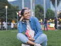 ¿Cómo llegué a vender diarios?  Érase una vez una niña que tenía 8 años, a quienes sus padres regalaron un diario de Barbie para que escribiera allí lo que ella quisiera.  Creemos que todo empezó tras verlo en películas y series de Tv, pero además por su amor hacia la escritura.  Desde que aprendió a hablar siempre tenía algo que decir y desde que supo cómo escribir fue lo mismo.  Aquel diario de páginas color rosa se fue llenando en sencillas palabras de todo lo que la maravillaba a su alrededor.  En esas líneas esbozaba su amor por compañeros de clase, sus rencillas con amistades, los nuevos afectos y los que dejaron de serlo, y sus pensamientos sobre sus padres y hermana y demás familiares.  Dibujos, rayones, recortes, fotos pegadas, stickers, trazos y mini obras de arte reflejaban su sentir y todo lo que ella creía del mundo y de sí.  25 años después ella puede leerse allí. Rememorar todos esos momentos sola escribiendo, transportarse a los recuerdos de la niña que fue, maravillarse con cómo era su letra, divertirse leyendo como si se tratara de un cuento y mantener presente ahora de adulta a esa optimista soñadora que siempre ha sido.  Tantos años después puede re-conocerse, mirar cuánto ha crecido, enternecerse con quien ha sido y enorgullecerse de su camino.  Esa niña soy yo, y ojalá todas las niñas tuvieran esta oportunidad. Pero si no es posible, regálaselo a tu niña interior. La oportunidad de escribir en un diario para empezar a mirarte y quizás en 25 años más te lo agradezcas.  Luego de ver lo que hizo en mí y lo que hace en mis pacientes, me dije “tengo que crear una herramienta sencilla, amable y fácil de transportar que te permita conectar contigo y quererte un poco más”. Y así nacieron nuestros diarios de gratitud, emociones y pensamientos, disponibles en el link de mi bio.