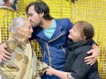 Me Criaron mujeres por eso las entiendo y me llevo mejor con ellas, pero estas dos maravillosas damas se roban todos los sentimientos maravillosos para ellas, por que ? 1 mi nonita me crió y me educó hasta los 6 ańos en curiti pues mi mamá trabajaba fuerte para darme lo mejor así que mi nonita me crió ( claro y mis tías por que ellas son mi motor mis orgullos mis ejemplos lindos de mamás íntegras 2 mi madre esperanza que es todo para mi, punto, es mi madre y la honró con todo mi amor, mi guerrera, la que un día quedó embarazada y mi padre la dejó, la abandono, la dejó, pero ella como leona me saco adelante sin dudar, por eso es mi orgullo, mi joya preciosa, en esta foto están mis dos más grandes ejemplos de mamás entregadas y amorosas, gracias a mi Dios las tengo sanas y ojalá por muchos ańos más, mi cumpleaños no sería completo pleno sin ellas por que me los han celebrado desde hace….jajajajajja adivinen jajajaj los amo feliz noche ( mi nonita tiene 98 ańos es un regalo del cielo para todos los Ríos y mi mamá mi regalo por esos y mas sńos así Dios lo quería chao pues ❤️