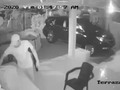 Este sujeto fue grabado en cámara, mientras robaba en el Area de Vacamonte.. Los Cerezos. Al momento de su salida de la residencia un patrulla no logra verlo