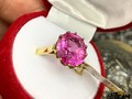 ¿Sabías que la piedra fucsia es catalogada como la piedra del amor❤️? Esta piedra milenaria la utilizó San Valentín para obsequiarla a los enamorados…!  Peso: 4,5gr / Medida: 6 Disponible en FJ Sambil Caracas.  Concreta tu compra al DM o al WhatsApp 0414.990.0591 0426.810.5086 0212.418.0303  FARIAS JOYEROS 🔥   #caracas #sambil #oro18k #lido #gold #cartier #oro #venezuela #lujo #18k #cristo #prendasdeoro #septiembre #cubanas #versace #monedas #oropuro