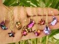 Cadenitas con dijes decristal 😍  Precio: 5$ y 6$  #cadenadeeslabones #cadenas #cadenasdecristal #luna #estrella #corazones #cruz #moda #shine #brillo #regaloparamama #mamá #diadelasmadres #todas #outfit #thismorning #beauty #diseño #moda #tienda