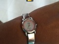 Yo tengo un Casio y me lo regalo mi esposo en 2013 cuando éramos novios, aún hoy lo conservo intacto, en 9 años le he cambiado la batería si acaso 2 veces, es un excelente reloj y mejor hubiera dicho otra marca... Pra mi Casio es excelente🌟☺️  Ay Shaki Shaki... La vida le pasara la factura... Pero ni nodo que ella siga facturando pues jajajaja