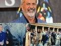 En 2003 Mel Gibson no encontró ningún estudio que financiara su película, LA PASIÓN DE CRISTO.   En vez de echar hacia un lado el proyecto, decidió el mismo financiarla. Gastó $45 millones de su bolsillo para realizarla y ganó más de $475 millones porque no tuvo que dividir las ganancias, además la película obtuvo 3 nominaciones a los premios Oscar.