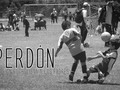 Perdón... Perdón papá, mamá. Por preferír los botines y una pelota que los cuadernos. Perdón por correr detrás de un sueño y no concentrarme en la carrera que voy a elegir, por que muchos dicen que el fútbol no es un carrera. Para mí sí, perdón por hacerlos gastar una y otra vez dinero para la escuela y no dar resultados. Perdón por pedirles botines, espinilleras, vendas, antes que lapiceras y libros. Perdón por tomar más encerio los entrenamientos y faltar a reuniones familiares o mis estudios. Perdón por estar triste cuando me lesionó. Perdón por hacerlos perder el tiempo para que me lleven a mis entrenamientos o partidos.  Perdón por elegir ser futbolista y no estudiante. Pero yo solo les pidió que confíen en mí, tarde o temprano lo voy a cumplir y les voy a devolver todo lo que me dieron. ¡PERDÓN!
