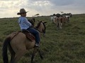 Santi aprendiendo a montar su caballo chaparro.
