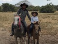 Santi aprendiendo a montar su caballo chaparro.