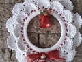 Vamos deixar a casa bem bonita nesse Natal? Guirlanda em crochê - feito à mão e com amor! #artesanato #feitoàmãoecomamor #crocheterapia #valorizeoartesão  Encomendas via direct