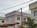 Apartamento para alugar na Rua 15 - Extensão Serramar, em Rio das Ostras: dois quartos, sala, cozinha, banheiro, pequena área de serviço, vaga descoberta para 1 carro. Condomínio em rua asfaltada. R$ 900,00 + taxas. Disponível na Correta Imóveis. 2,2km da praia do Abricó