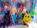 La gran familia de Ariel junto a Ursula llegaron a la fiesta de Antonella, Ursula intento acabar con tan linda celebración pero fracaso en el intento ..... Tritón logro detenerla con la ayuda de Eric, Flanders y Ariel . Que buena sorpresa les dimos .   Que te parece nuestro nuevo integrante de la familia de la sirenita?