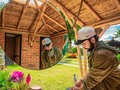 Vivir en una granja en la hermosa zona cafetera de Colombia es una experiencia mágica que me llena de alegría y paz. Aquí, cada día me encuentro rodeado de exuberantes paisajes, verdes colinas y la belleza infinita de la naturaleza que me rodea.  Cada amanecer, cuando los primeros rayos de sol se abren paso entre las montañas, siento una conexión profunda con la tierra. El aroma del café recién molido se mezcla con el aire fresco y lleno de vida. Es en este momento que me doy cuenta de la suerte que tengo de llamar a esta granja mi hogar.  La vida en la granja me permite apreciar los ciclos naturales y la importancia de cuidar y preservar nuestro entorno. Desde el cultivo del café hasta el cuidado de los animales, cada tarea está en armonía con la naturaleza circundante. Me siento parte de algo más grande, una comunidad de seres vivos que dependen unos de otros para prosperar.  El contacto directo con la tierra es una bendición que no puedo describir con palabras. La sensación de hundir mis manos en la tierra fértil, plantar semillas y ver cómo crecen hasta convertirse en majestuosas plantas es una experiencia gratificante. Cada planta, cada árbol que florece, es un recordatorio de la fuerza y la belleza de la vida misma.  La vida en la granja también me enseña la importancia de la sencillez y la gratitud. Aquí, encuentro satisfacción en las pequeñas cosas: una taza de café caliente al final de un largo día, el canto melodioso de los pájaros al despertar o la alegría de ver crecer los frutos de mi trabajo.