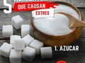 El azúcar🍦es uno de los primeros ingredientes que deberías eliminar❌ de tu dieta🥗. En situaciones de estrés😰, el cuerpo🚶‍♀️ libera más cortisol, una hormona responsable de gestionar el estrés😤 y los niveles de azúcar 🍦en sangre 💉 . Esto es porque, cuando comes alimentos azucarados🍨🍧🍦🍰🍪🍩🍭, los picos de azúcar en sangre se disparan⬆️ y el cuerpo 🚶‍♀️tiene que liberar más cortisol para equilibrarlos. El problema🤔 es que el aumento ⬆️de cortisol también puede causar problemas de sueño😴, reducir ⬇️la respuesta inmune🤧🤒, causar dolores de cabeza💆‍♀️ o antojos poco saludables🍔🍟🍕🍰. Además, los niveles de azúcar en sangre 💉provocan sensaciones similares al estrés😰, que incluyen ansiedad y miedo.😱   Consumiendo más productos integrales puedes mantener tus niveles de azúcar 🍰 estables🔄, lo cual se traducirá en menos cambios de humor😊, menos estrés🥰 y un cuerpo más feliz💃🕺.