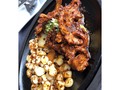 Quinoa Chicken Chaufa🍚🥗🍗 Me emociona que cada vez haya mas opciones saludables en todos lados. Me gusta que ahora llevar un estilo de vida saludable es mucho mas sencillo, no tienes que dejar de compartir con gente o salir a comer rico porque no hay opciones. Ahora en TODOS lados consigues algo rico y nutritivo. Fui para Dr. Limon, que lo tengo enfrente de la universidad, y ahora tienen una parte en el menu que se llama: “Para que mantengas la dieta.” Ofrecen platos mas saludables para aquellos que a pesar de que salgan a comer, se quieren seguir cuidando la alimentacion. Nosotros elegimos este Quinoa Chicken Chaufa y estaba SUCU SUCU👌🏼. A parte de eso, pedimos un pulpito a la parrilla y un ceviche que ambos estaban del mas alla tambien. Soy amante del pulpo desde pequeña, mis abuelos siempre me lo preparaban y me podia bajar la olla entera. Graciaas por la invitacion, encantada con el restaurante, el servicio, y por supuesto la comida👌🏼💜 @drlimonofficial @exploramiami