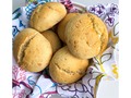 PAN DE BONO SALUDABLE🍞🧀 Gracias a @kabalance que hizo sus pancitos de yuca que se ven del mas alla, hice esta receta. Es un poco diferente la receta porque no tenia yuca. Esta receta es super facil con solo CINCO 5️⃣ ingredientes: 🔸450g (3 tazas y 1/2) de harina de tapioca (la tenia en la casa y aproveche a usarla) 🔸2 huevos 🔸1 taza de leche de almendra sin azucar y sin sabor 🔸3 cucharadas de aceite de oliva 🔸1 taza y 1/4 de queso rallado (yo utilice mozzarella y un poquito de blanco. Ninguno de los dos era muy salado entonces le falto un poco de sal. Si tienes un queso bajo en sodio colocale un poco de sal a la mezcla) Preparación: - Precalienta el horno a 350F - En un bowl colocas la harina y haces un huequito en el centro y le agregas el resto de los ingredientes. - Mezclas los ingredientes del centro hacia afuera con un tenedor. Si la mezcla se pone dura empieza a amasar con las manos hasta que todo este completamente integrado y tengas una masa homogenea. - Con las manos, haces las bolitas del tamaño que quieres que sean los pancitos y los colocas en una bandeja con papel parafinado. - Luego llevas al horno por 20 min aproximadamente y despues los pones en broil por 5 minutos para que se doren por arriba (si quieres que se pongas mas doraditos rociales aceite de oliva en spray por arriba). Con toda esta mezcla me salieron como 13 pancitos! No saaaaabes lo sucu que quedaron, nunca me lo imagine. Si lo haces me cuentas que tal!!!