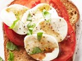 Toda la felicidad depende de un buen desayuno.  Empieza tu dia con esta idea riquisima de desayuno super baja en calorias, Caprese toast.   #comidasana #comidasaludable #healthyfood #saludable #comida #salud #food #nutricion #fitness #vidasana #comidacasera #n #a #dieta #instafood #vidasaludable #foodporn #comidareal #alimentacionsaludable #healthylifestyle #foodie #healthy #realfood #fit #recetassaludables #recetas #bajardepeso #adelgazar #ejercicio #entrenamiento