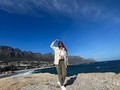 Enamorada del encanto de Camps Bay, la joya de Ciudad del Cabo y conocida como la 'Riviera de Sudáfrica'. 🌊🏖️   Su arena es dorada, el agua cristalina y el imponente telón de fondo que ven es la montaña Twelve Apostles. 🏔️🌴   Sin duda alguna, les recomiendo venir y mas si vienes con este combo 😎  #CampsBay #CiudadDelCabo #ParaísoCostero #EstiloSofisticado #Africa #FuxionAfricaDeluxe #southafrica #travel