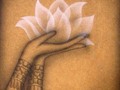 LOTO  Una hermosa flor que crece en el fango, en el lodo y la inmundicia, se levanta digna, inmaculada sin mancha alguna, como si hubiese crecido en un campo junto a dorados girasoles, sin embargo, no fue así.... Nació del lodo, del fango, del olor de muerte de los pantanos, dónde pocos pudiesen esperar algo tan sencillo, bello y sutil como lo es un Loto.  De esta misma forma es el recorrido del Alma, del Espíritu de cada ser, sin embargo, solo muy pocos tiene el valor de dejar de aferrarse a las raíces pútridas sumergidas en las aguas negras y fétidas, solo aquel ser que encuentra el verdadero sentido y propósito de vida, asciende sobre la inmundicia, tal como un loto. 🌸🌸🌸🌸🌸🌸🌸🌸🌸 Kok - Uhga