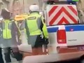 Casa de papel eres tú??? . . Este 23 de mayo, un atacante ha tomado a varios rehenes en un banco en el centro de Moscú y presuntamente ha amenazado con detonar una bomba, informan varios medios locales con referencia a sus fuentes.  Aproximadamente una hora después de la aparición de los primeros reportes sobre la toma de rehenes, las fuerzas especiales han tomado el banco y han detenido al atacante.  De acuerdo con reportes, al menos 5 personas se encontraban en el banco. Posteriormente, se reportó que en el edificio queda solo el agresor y un cliente, mientras que el resto de los rehenes están a salvo, aunque se desconoce si fueron liberados por las autoridades o los dejó salir el atacante.  El último rehén retenido en el edificio transmitió en Instagram lo que estaba ocurriendo dentro del banco y mostró al atacante. Además, grabó el momento en que las fuerzas de seguridad tomaron la sucursal. . . . #RTenEspañol #Noticias #RTPlayES #News #Rusia #Moscú #Ataque #Banco #Rehenes