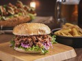 El delicioso pulled pork! Con los elementos complementarios debemos cuidar de que el cliente (comensal) tenga claro si estos hacen parte del plato o son aparte. ..... Debemos evitar malos entendidos y no crear falsas ilusiones en la fotografía gastronómica. Aunque esto es bien complicado pero debemos acercarnos lo más posible a la realidad que va a recibir el cliente. ..... #foodphotography #foodie #pulledpork #burger #foodporn #focofotografo