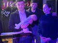 Un buen fin de semana para nuestro hijo @alvarez_nora26  Presentación de LUCAS en nuestra familia @itronodegloriabcn  Regalo de la tierra para LUCAS de nuestros amigos @saulmedinasilva y @jessi.sarria  Visita de nuestra amiga @adrianaisabel124