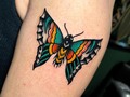 Las cosas buenas pasan a quienes las esperan, las mejores a quienes luchan y van por ellas. Tatuaje hecho en @herejiatattoostudio  Con productos @protonstencillatam @thesolidink @vicecolors_official  . #tattoo #moth #mothtattoo #ink #traditionalart #oldschool #oldschooltattoo #eternoaprendiz